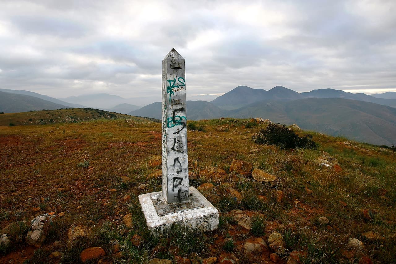 <b>Montañas Otay, California.</b> La primera gran barrera natural que dificulta la construcción del muro. Al este de Tijuana y San Diego, la frontera está abierta a lo largo de varios grupos de formaciones montañosas.
<br>