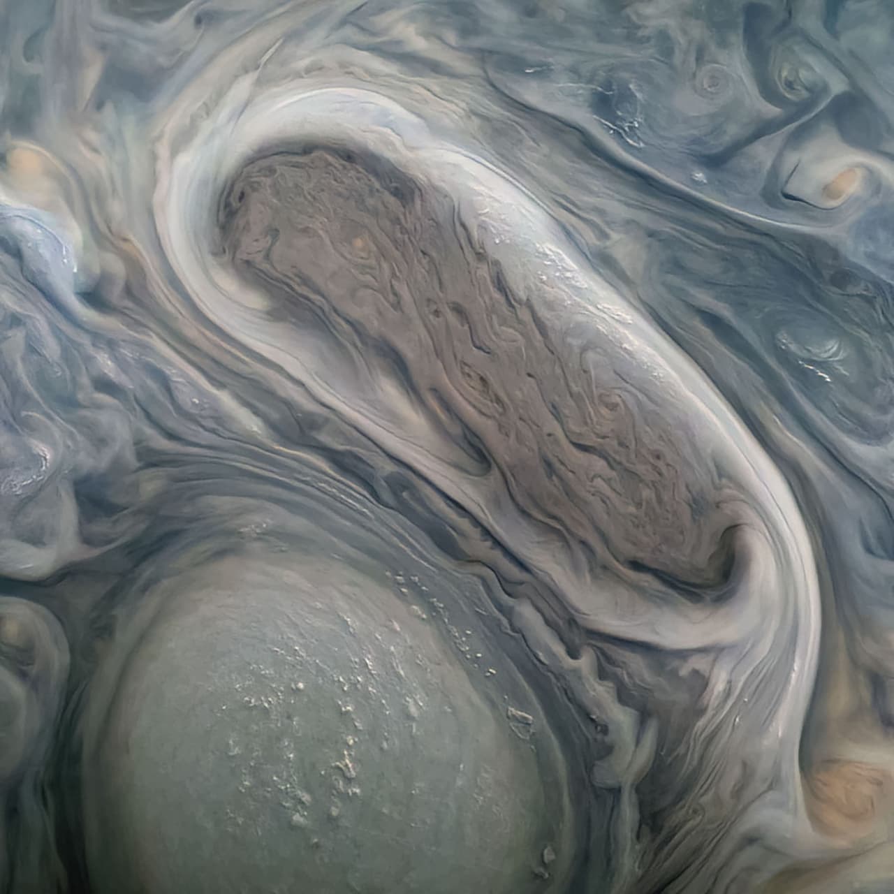 Dos de las grandes tormentas giratorias de Júpiter, capturadas por Juno el 29 de noviembre de 2021. La NASA continúa recopilando información sobre el planeta más grande del sistema solar, donde podrían caber hasta 1,300 tierras. 
<br>
<br>El pasado viernes la agencia anunció nuevos descubrimientos sobre este planeta, entre los que se encuentra un mapa de su campo magnético, detalles de su atmósfera, imágenes del interior de su anillo y las emisiones electromagnéticas de su luna Ganímedes.
<br>