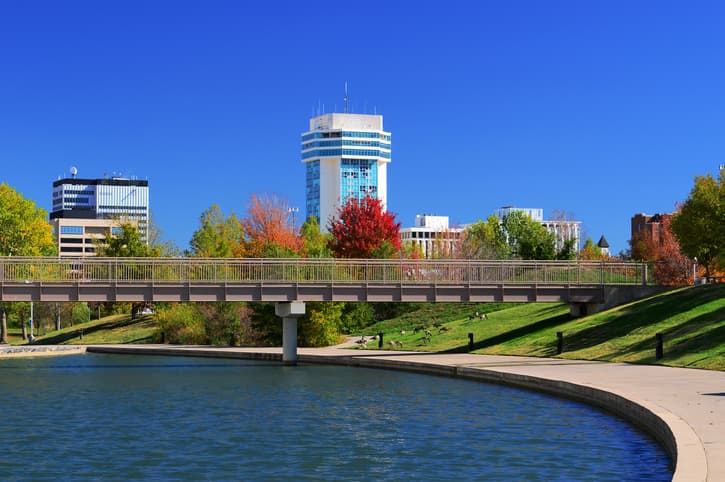 <b>1. Wichita, Kansas. </b>Según el reporte, de la AAFA es la “capital de las alergias en EEUU” y tiene nada menos que un puntaje de 100. ¿La razón? El polen de grama es sumamente elevado. El año pasado, se mantuvo alto o muy alto desde junio en adelante. Las visitas a alergólogos y venta de antialérgicos son más altas que el promedio nacional.
