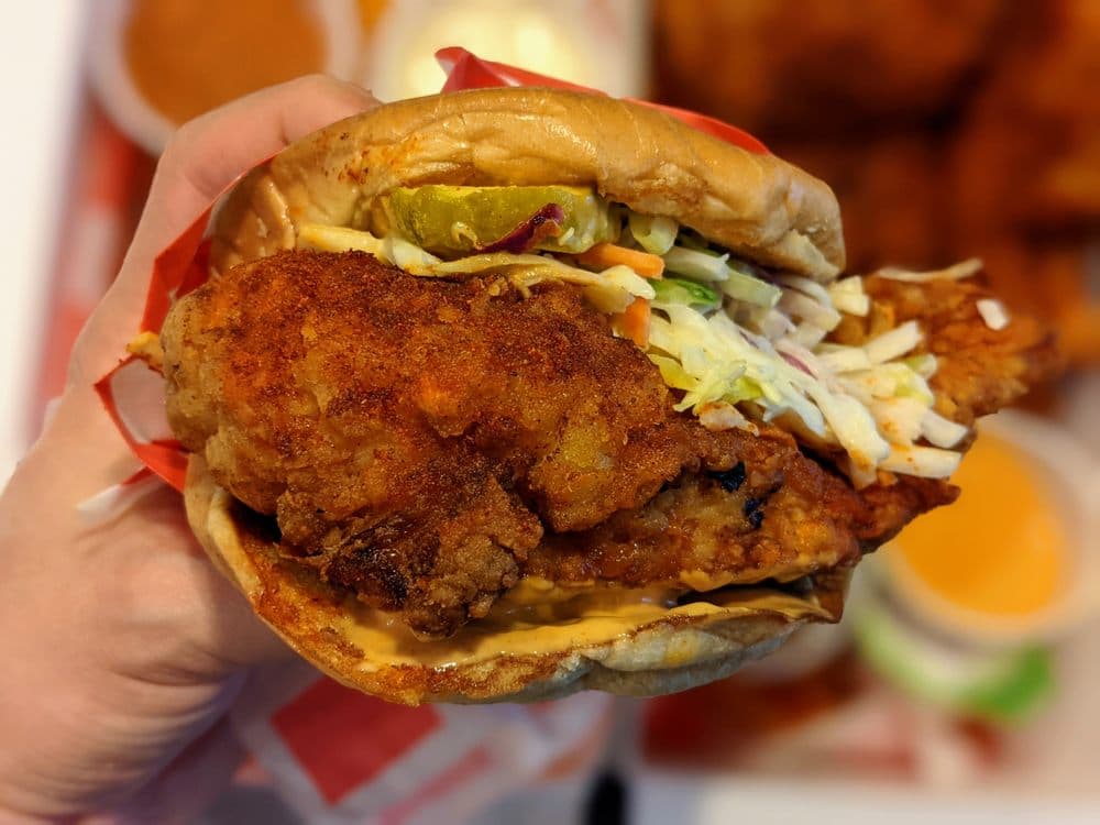 <b>Scoville Hot Chicken</b>
<br>Dirección: 3420 Piedmont Rd NE Atlanta, GA 30305
<br>Sitio web: 
<a href="http://www.scovillechicken.com">http://www.scovillechicken.com</a> 
<br>
<b><a href="https://www.yelp.com/map/scoville-hot-chicken-atlanta-2">Cómo llegar</a></b>
<br>
<br>Una usuaria de Yelp describió su experiencia así: “El condimento que usan para el pollo tiene suficientes especias. Ni demasiado picante ni demasiado simple. Justo para la persona que no quiere exagerar su almuerzo del día y sentirse miserable”.