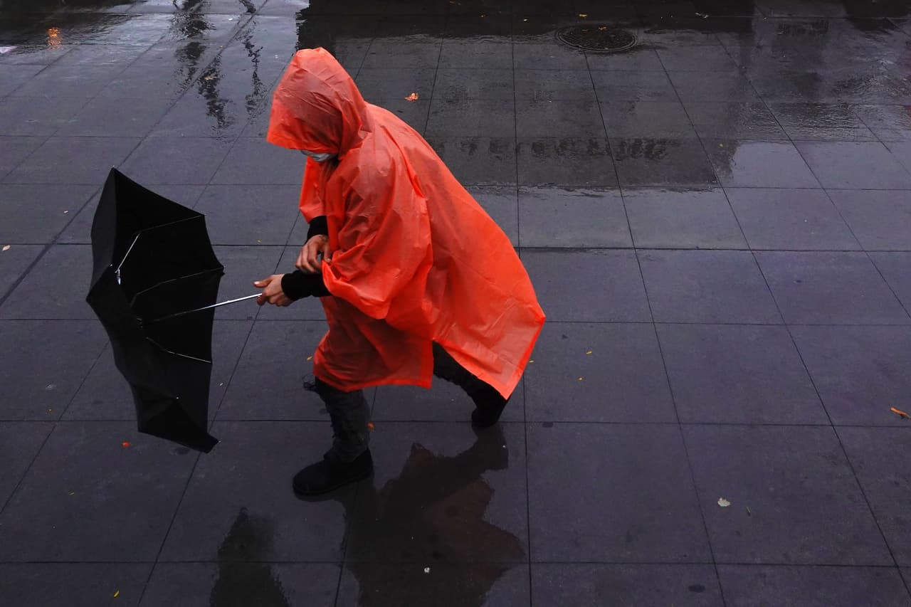 <b>Ropa nueva de invierno para adultos y niños.</b> Loaves & Fishes no puede recibir ropa o materiales usados, y las prendas que necesita con más frecuencia son: ponchos para la lluvia, chaquetas, pantalones, calcetines, calzoncillos, guantes, gorros, bufandas, botas, zapatos y leggings.