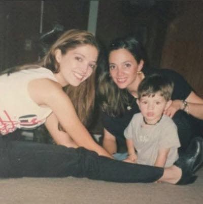 En ese momento aprovechó para aclarar el rumor que siempre ha rodeado a la actriz, su supuesta maternidad junto al expresidente mexicano Carlos Salinas de Gortari: "Ella está en Miami viviendo su vida privada, tranquila, soltera, esos fueron chismes. Ese niño que dicen que es hijo de Adela es mío, bueno ya es un adolescente".
