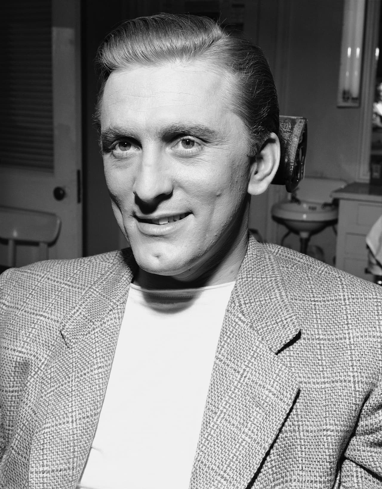 Kirk Douglas era su nombre artístico, en realidad se llamaba 
<b>Issur Danielovitch Demsky</b>. Nació el 9 de diciembre de 1916 en Amsterdam, una pequeña localidad del estado de Nueva York.