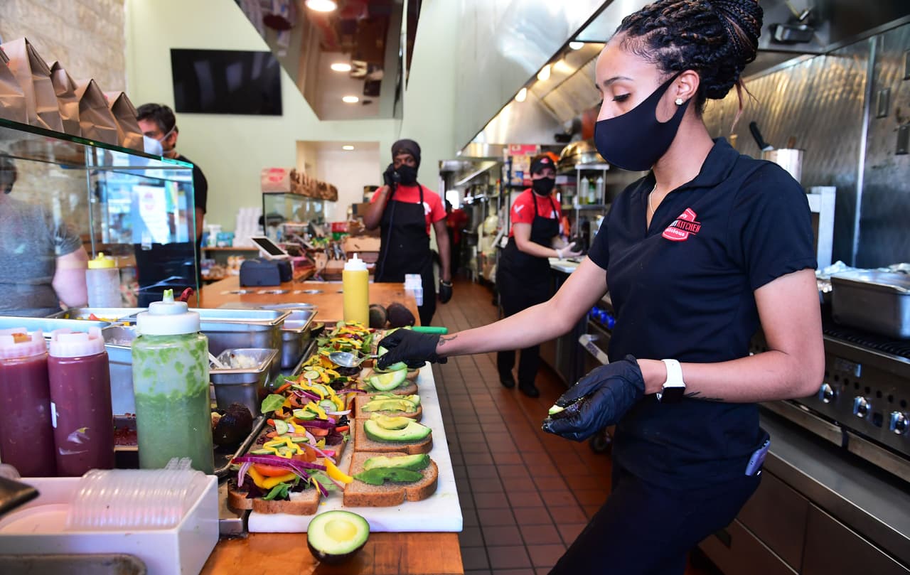 Las medidas están dirigidas a restaurantes, bares y reuniones como resultado del aumento de los casos. Wolf confirmó que Pensilvania está en un punto de inflexión.
<br>
<br>Según la orden, la capacidad interior de los restaurantes se reducirá al 25%, mientras que el consumo de alcohol se limitará al servicio solo con comidas. 
<br>