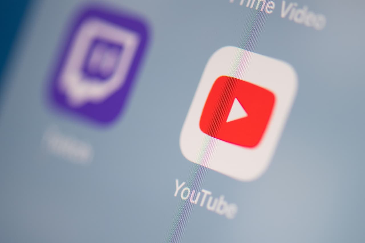 <h3 class="cms-H3-H3">14. YouTube</h3>
<br>
<br>La aplicación de uno de los sitios web más famosos del mundo, destinado a crear, compartir y ver videos, 
<a href="https://www.univision.com/temas/peliculas">películas </a>y programas de televisión, entre otros, 
<b>también abarca del 77% de la capacidad del celular. </b>
<br>