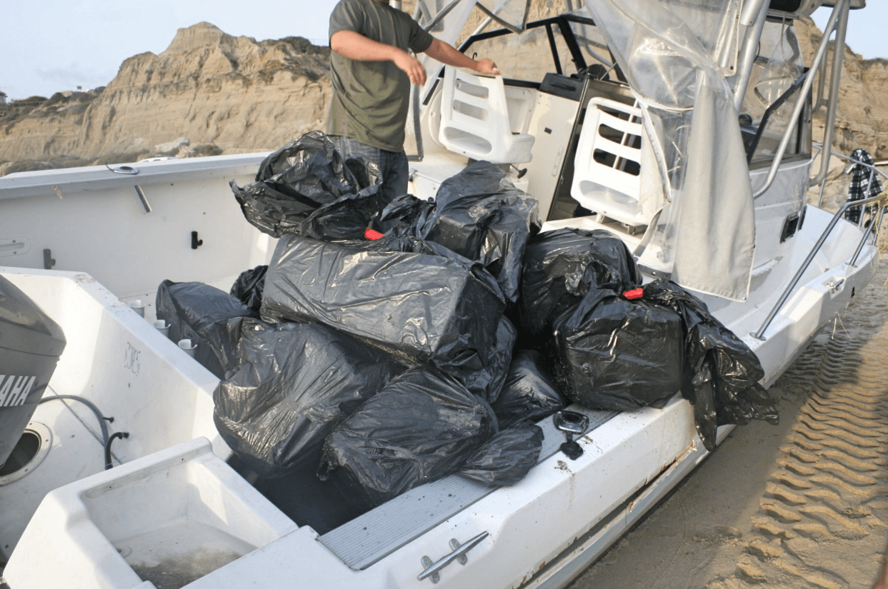 Abandonan en playa de California una embarcación cargada con una tonelada de marihuana 