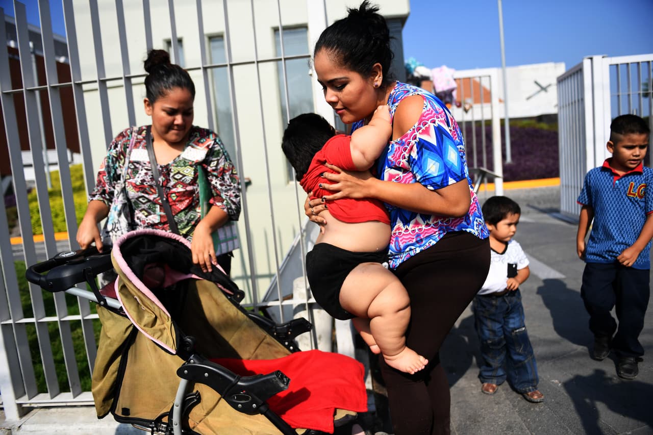 "Hay veces que lo tenemos que llevar hasta tres o cuatro veces por semana" al hospital de la capital estatal Colima cuenta el papá. El bebé usa pañal de adulto y con estar media hora en la misma posición se cansa y hay que cargarlo.