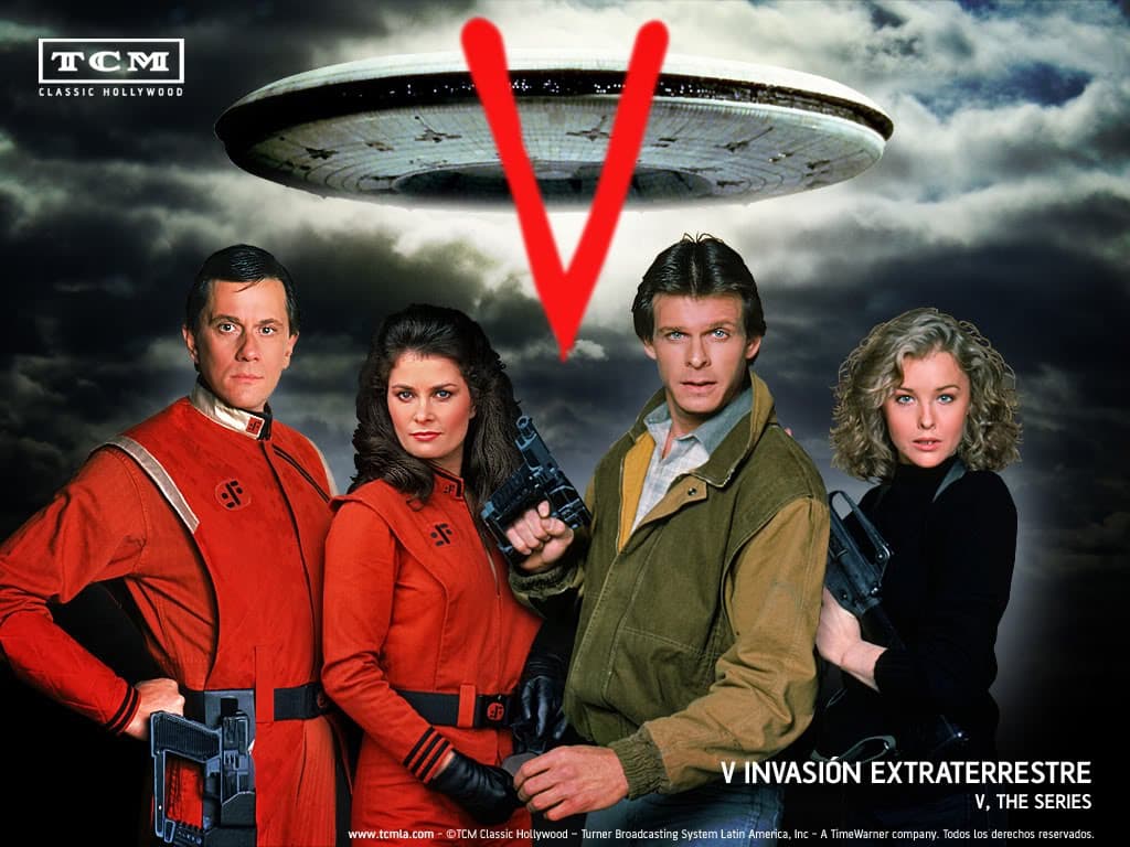 La clásica miniserie de extraterrestres 'V', usó de inspiración a los reptiloides para sus criaturas alienígenas en la historia, como seres que se disfrazaban de humanos para conquistar la Tierra.