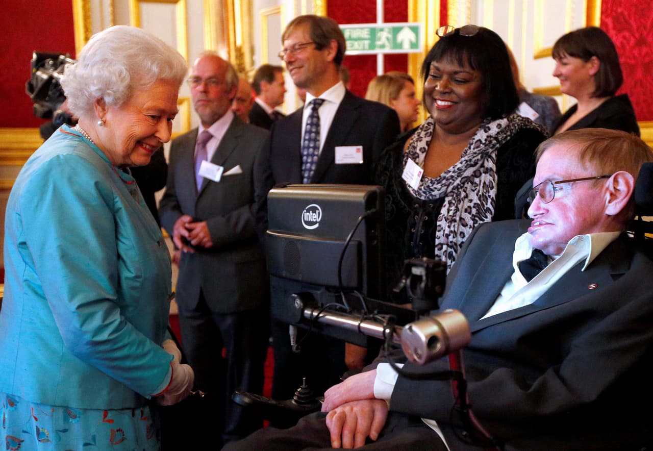 Junto a la reina Elizabeth, en Saint James Palace, en 2014.