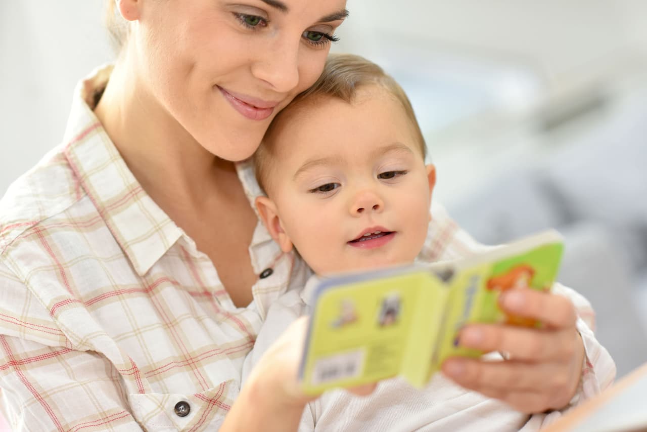 Hablar un segundo idioma puede traer múltiples beneficios para sus hijos.