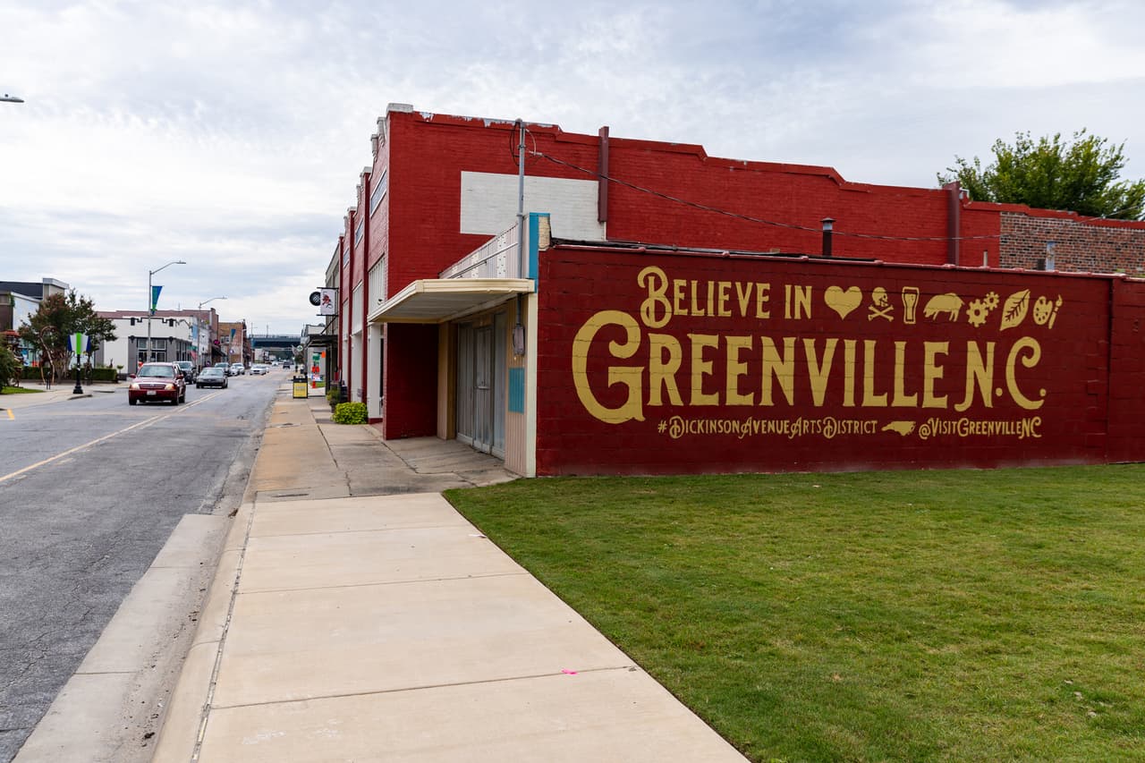 <h3 class="cms-H3-H3">5. Greenville, Carolina del Norte</h3>
<br>
<br>💸
<b> Ingreso familiar promedio: </b>$44,450
<br>
<br>💸
<b> Tasa de pobreza: </b>22.5%
<br>
<br>💸 
<b>Hogares con ingresos anuales menores a $10,000: </b>12.5%
<br>
<br>💸
<b> Adultos con educación universitaria: </b>33.6%
<br>
<br>💸 
<b>Tasa de desempleo (2021): </b>9.2%
<br>