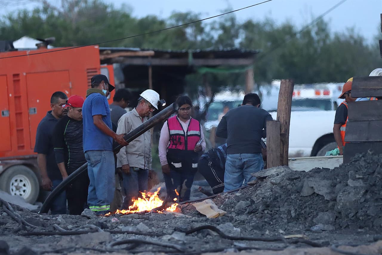 El presidente Andrés Manuel López Obrador confirmó el incidente vía Twitter. En un mensaje indicó que a la 01:35 pm se registró un derrumbe en una mina de carbón del municipio de Sabinas, en el estado de Coahuila, lo que 
<b>provocó un socavón. </b>