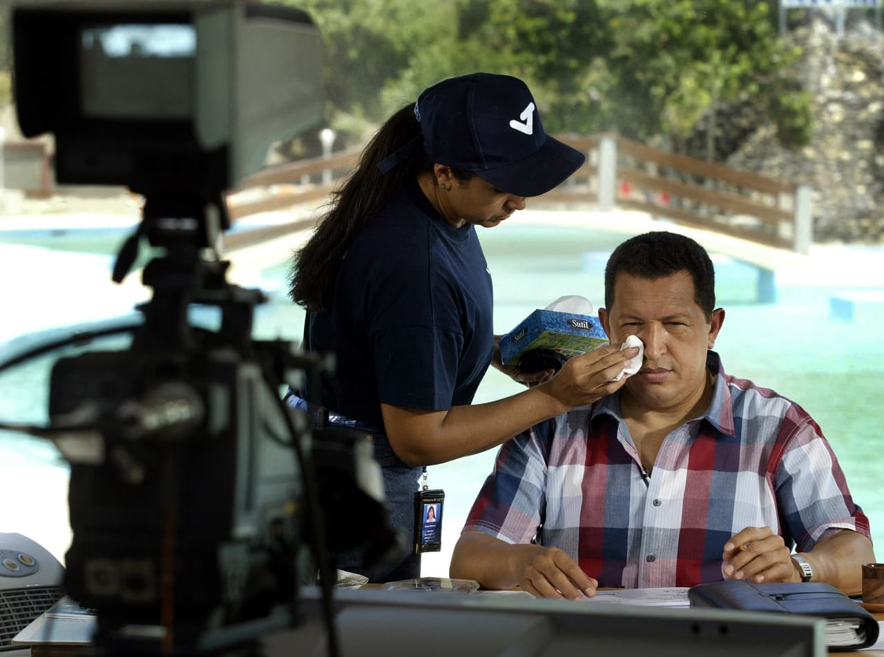 "Aló Presidente" era un programa dominical conducido por Hugo Chávez, sin tiempo determinado. Llegó a durar hasta siete horas. El mandatario lo usaba, entre otras cosas, para arremeter contra sus "enemigos": opositores, dirigentes, medios y periodistas. (1 de agosto de 2004)
