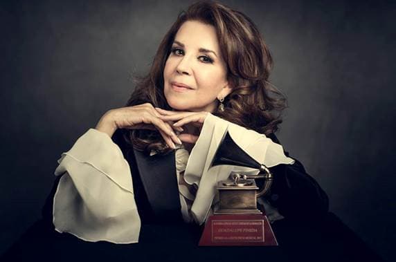 La intérprete mexicana Guadalupe Pineda fue honrada con un reconocimiento por 35 años de trayectoria en los Latin GRAMMY 2017