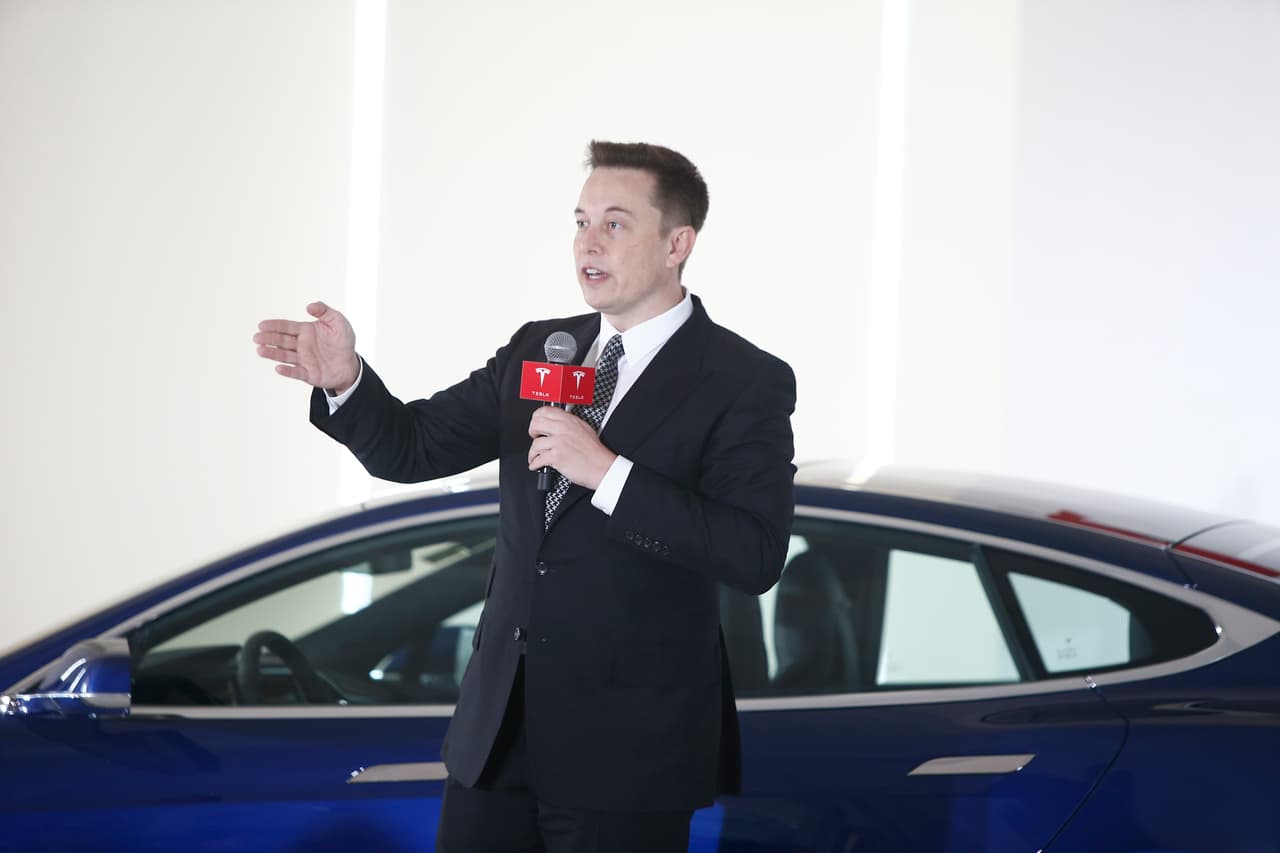 <b>Elon Musk</b>, fundador y presidente de Tesla es el principal promotor de su producto y en ese papel a demostrado ser un feroz defensor del Model S el cual ha adquirido un status de símbolo de culto como ningún otro auto desde el Volkswagen Beetle original.