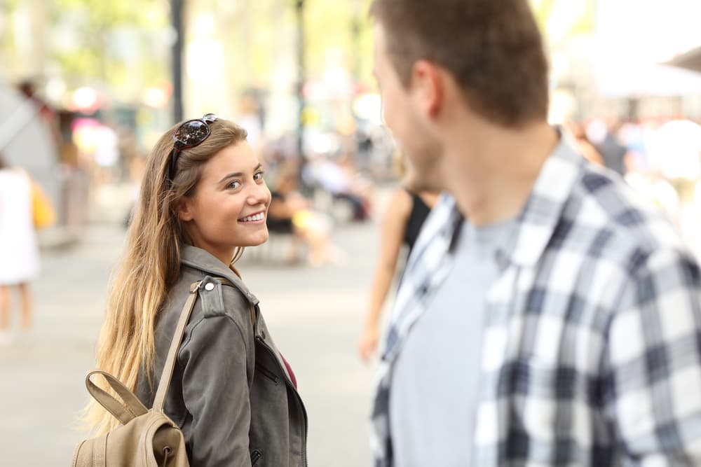 <b>¿Cómo puedes saber si tu pareja comparte contigo la llama gemela?</b>
<br>Hay varias señales muy claras que te indican cuando estás en una relación de llama gemela. Una de las características que más atrae la atención en quienes comparten la llama gemela es la forma en que se encuentran por primera vez, algo que parece haber ocurrido en el pasado, una especial de déjà vu.