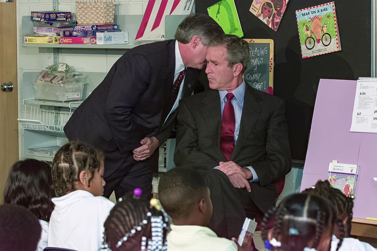 <b>GEORGE W. BUSH</b>
<br>
<br>
<b>ENTONCES:</b> El 43º presidente de los Estados Unidos, Bush fue informado de los atentados del 11-S mientras leía "La cabra mascota" a alumnos de segundo grado en Sarasota, Florida. Se dirigió a la nación esa noche y visitó la zona cero tres días después, cogiendo un megáfono para declarar: "¡Los oigo! ¡El resto del mundo los oye! Y la gente -y los que derribaron estos edificios- nos oirán a todos pronto". Su apoyo en las encuestas alcanzó el 85%.