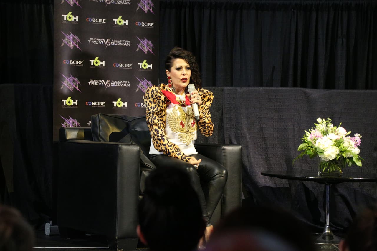 Alejandra Guzmán y Gloria Trevi respondieron a las preguntas de los medios que se dieron cita en la ciudad angelina para platicar acerca de su gira 'Versus'.