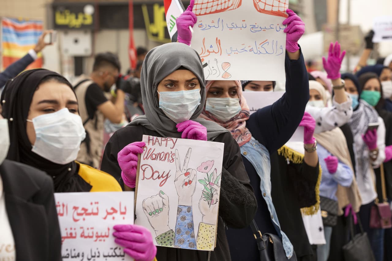 En Irak, en donde se registran más de 50 contagios y 4 muertes, las mujeres usaban mascarillas en una manifestación en la ciudad de Basra.