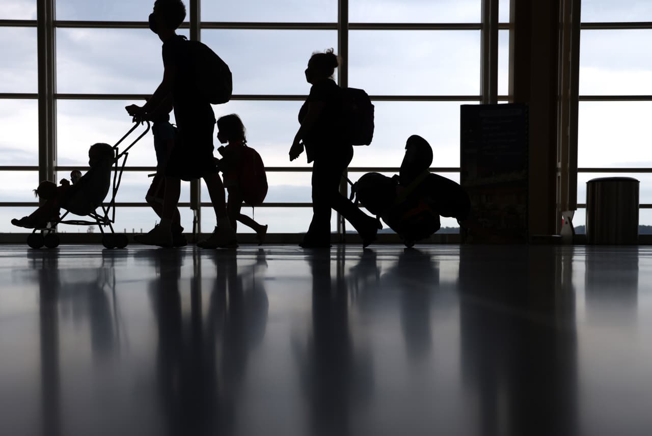 Los estadounidenses que no tengan la vacuna y viajen desde fuera del país a EEUU deberán mostrar una prueba negativa, de un día antes del viaje. 
<br>
