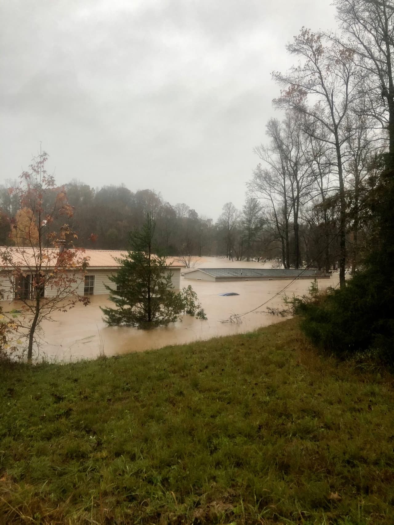 El condado de Iredell, al oeste de Carolina del Norte, 
<b>registró la crecida de arroyos </b>que en minutos dejaron comunidades incomunicadas. Lugar: Hiddenite, NC.