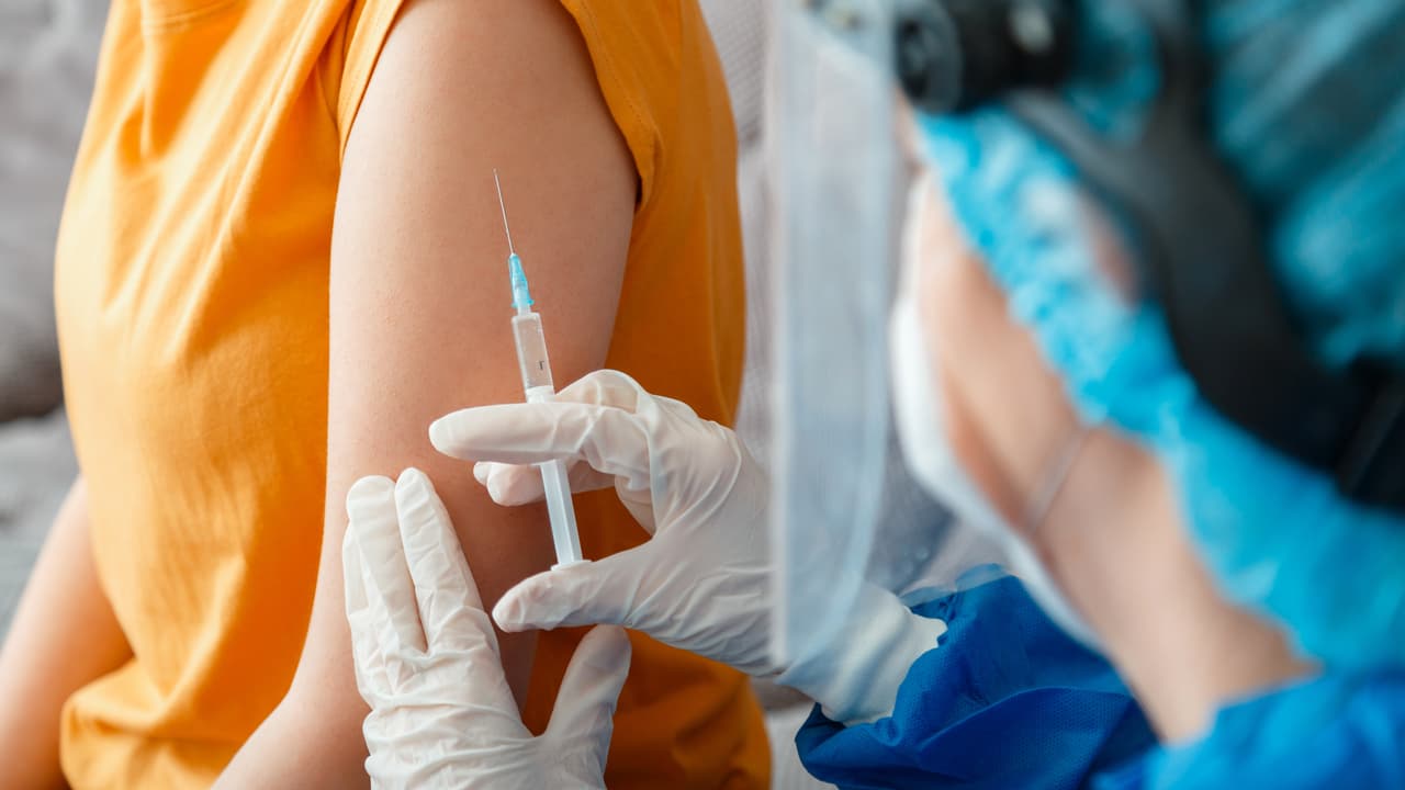 Las vacunas, por el contrario, están diseñadas para producir una respuesta inmune más consistente y óptima. Y deberían potenciar cualquier inmunidad preexistente que una persona pueda tener contra una infección, dicen los expertos.