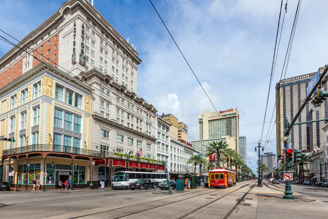 <h3 class="cms-H3-H3">19.- Louisiana</h3>
<br>
<b>Salario Digno Anual:</b> $59,040
<br>
<br>Louisiana tiene costos bajos, pero también salarios más bajos. Un salario medio en el estado es de solo $50,800, por lo que si bien los residentes pueden estar pagando alrededor de $1,700 menos por una vivienda que el estadounidense promedio, también es más probable que tengan dificultades para pagarla.
<br>