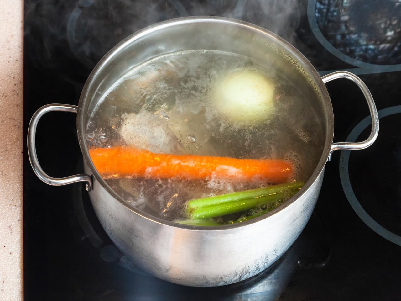 <b>La “sopa quemagrasas”, el caldo de verduras que podría hacer perder hasta 18 libras en solo siete días. </b>El bulo del caldo que opera milagros es un clásico que lleva décadas difundiéndose por todo el mundo. ¿Quién no desea perder peso a semejante velocidad? Y, sin embargo, el pensamiento mágico no funciona cuando se trata de perder peso.