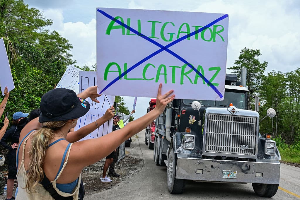 De acuerdo con información provista a la agencia AP, el manejo de la instalación, a cargo de un equipo de proveedores, costará 245 dólares diarios por cama. El gobierno de Florida pagará y le será reembolsado por el fondo del programa de refugio y servicio de FEMA.