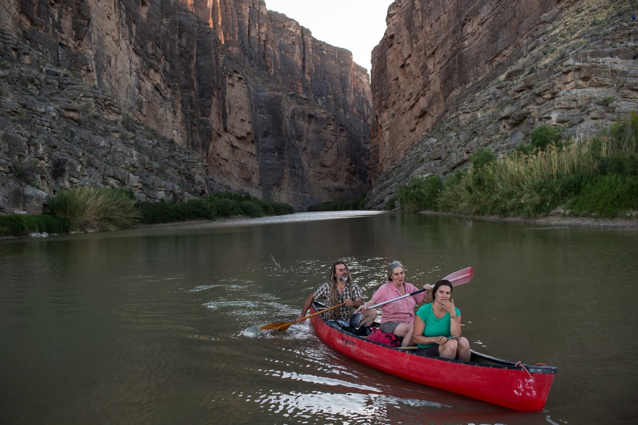 Turistas hacen kayac por el Cañon de Santa Elena, en el Río Grande, en el parque nacional Big Bend en Texas. Esta parte del río esta entre dos acantilados, de un lado Estados Unidos, del otro, México. 29 de marzo de 2017.