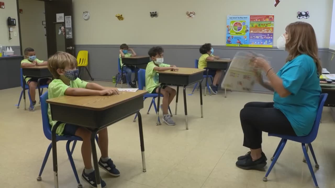 El superintendente escolar Alberto Carvalho, dijo que las clases se podrán reanudar el próximo 24 de agosto, a pesar del incremento en los casos de coronavirus en el condado. 
<br>