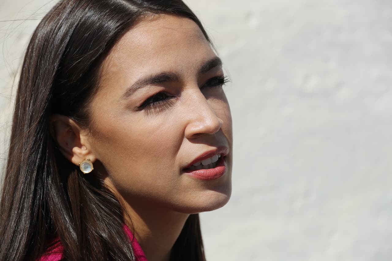 Alexandria Ocasio-Cortez anuncia que dio positiva al covid-19