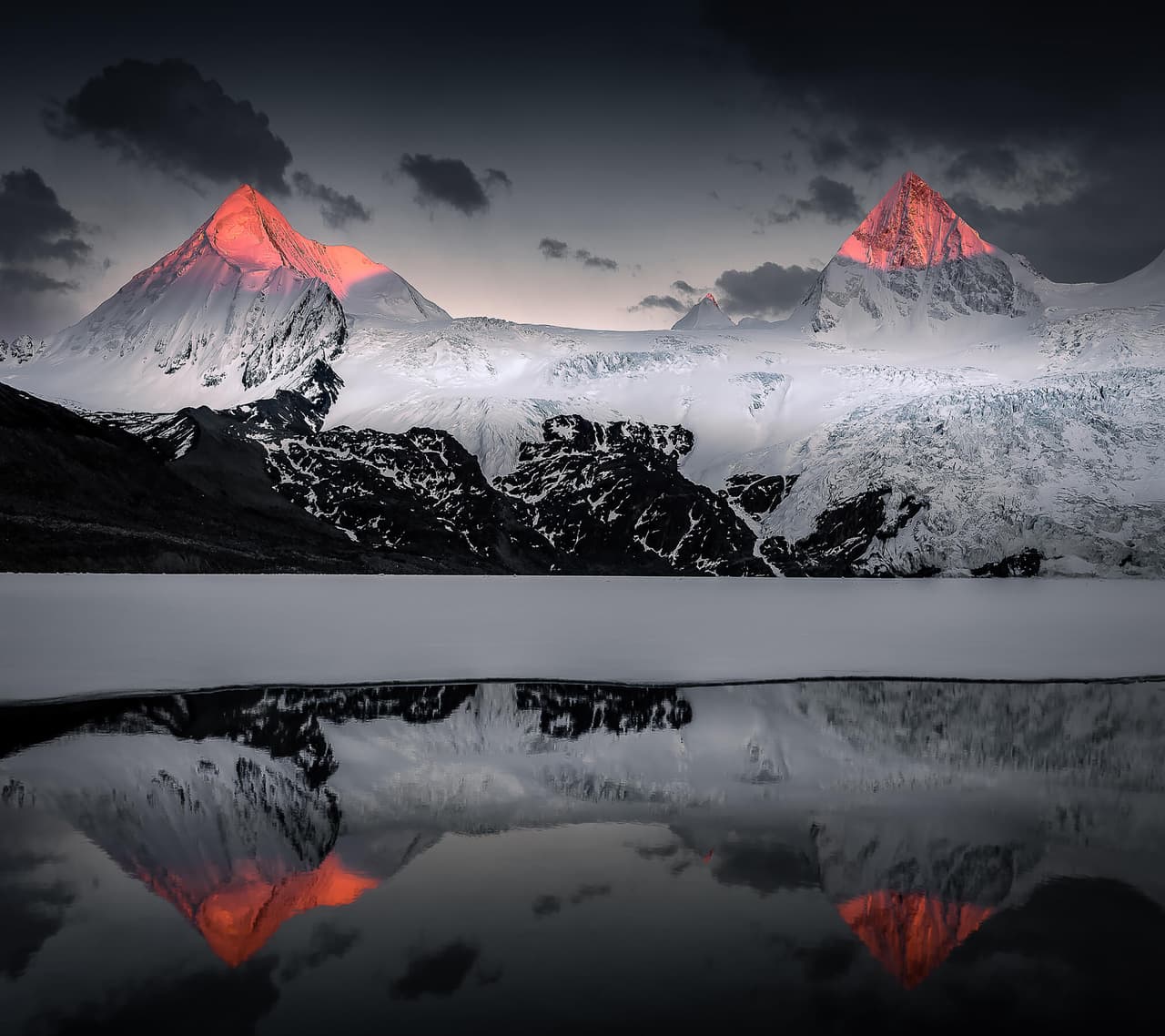 <b>‘Rojo flotante’</b>
<br>
<br>“A una altitud de 4.800 metros, Jiming tomó esta hermosa imagen de la montaña Sapu (Jinhua, China)”, explicó el premio sobre esta imagen finalista. La montaña “había estado escondida en las nubes durante tres días, hasta que finalmente se despejaron justo cuando se ponía el Sol”, añadió.
<br>