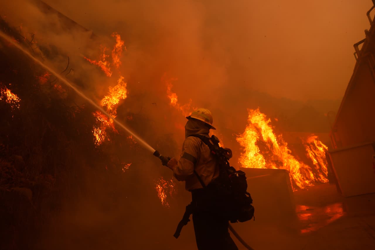 Vientos peligrosos: Los 
<a href="https://www.univision.com/local/los-angeles-kmex/alerta-en-el-sur-de-california-por-tormenta-de-vientos-potencialmente-mortal-y-destructiva">vientos de Santa Ana,</a> con ráfagas de hasta 100 mph, complican las labores de los bomberos y expanden las llamas hacia áreas residenciales.