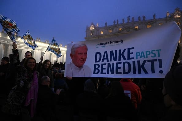 Benedicto, quien fue elegido en 2005 tras el deceso de Juan Pablo, fue el primer papa en renunciar al cargo en seis siglos cuando en 2013 anunció que no tenía fuerzas para dirigir la Iglesia católica. Tras el nombramiento de Francisco, pasó casi una década retirado en un convento en los jardines del Vaticano.