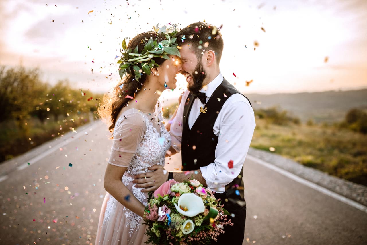 COVID-19 llegó como un invitado no deseado y durante los últimos días, hemos conocido historias de parejas que se han casado en solitario o decidieron posponer su boda.