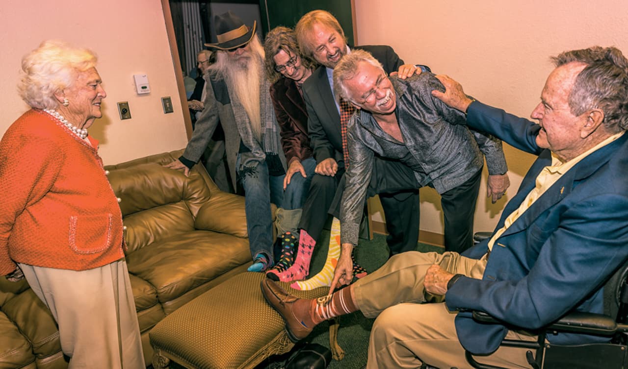 Aquí, en una foto de 2014, la banda de country 
<i>The Oak Ridge Boys</i> celebraron su 41 aniversario. Como sabían que el expresidente y su esposa irían a verlos, toda la banda vistió medias coloridas en honor a él. Y Bush también vistió los suyos.