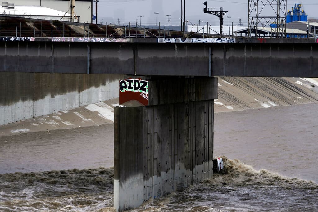 La tormenta, que durará varios días, es un potente sistema meteorológico que absorbe humedad del Océano Pacífico, y que ha aumentado el riesgo de inundaciones.