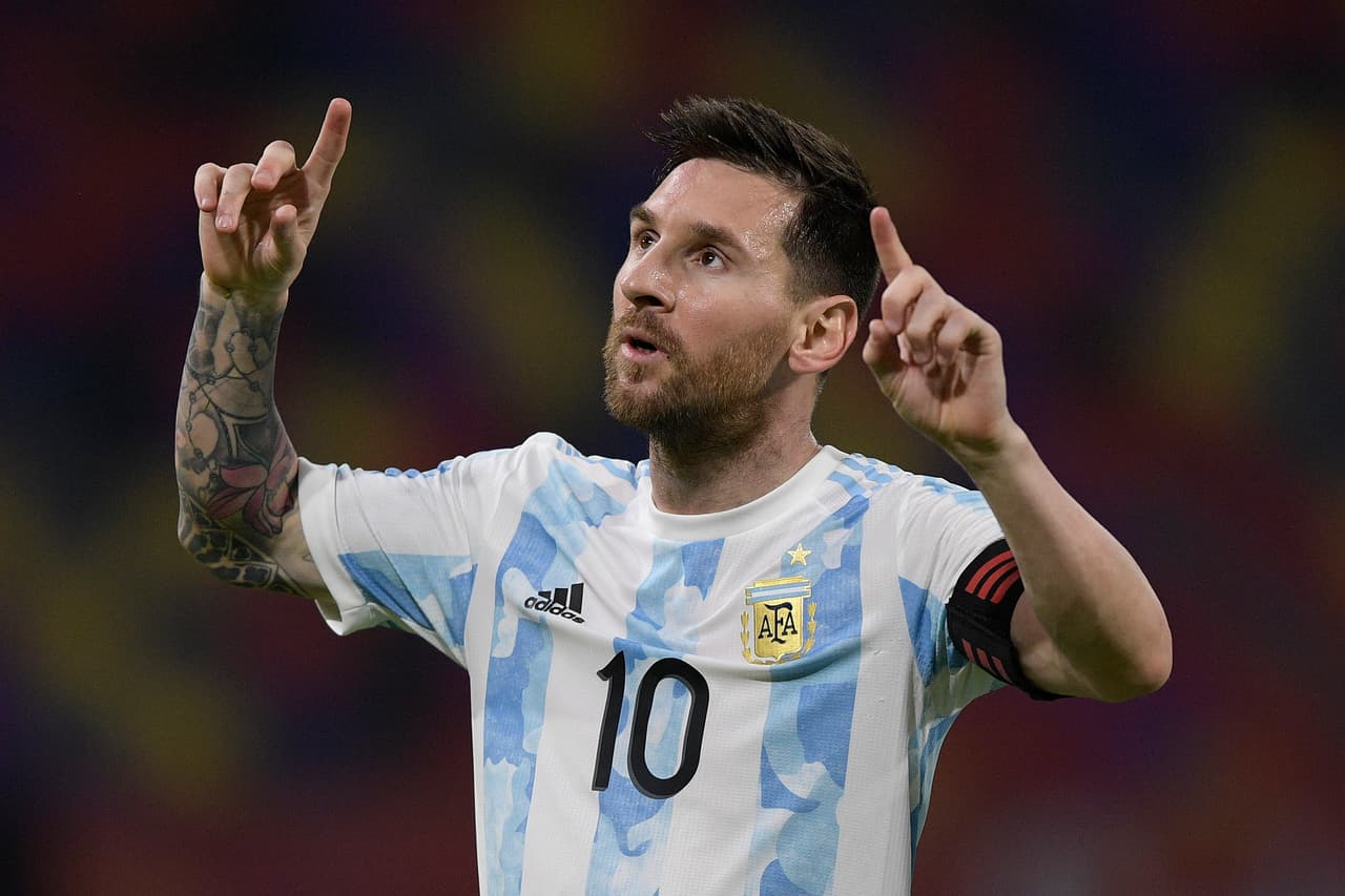 <b>Puesto 11: Lionel Messi, futbolista</b>. 
<br>
<br>
<b>336.5 millones de seguidores en redes sociales.</b>
<br>
<br>
<a href="https://www.instagram.com/leomessi/"><u>Instagram</u></a>: 220 millones de seguidores
<br>
<br>
<a href="https://www.facebook.com/leomessi"><u>Facebook</u></a>: 102 millones de seguidores.
<br>
<br>
<a href="https://www.youtube.com/user/LeoMessi"><u>Youtube</u></a>: 14.5 millones de seguidores.