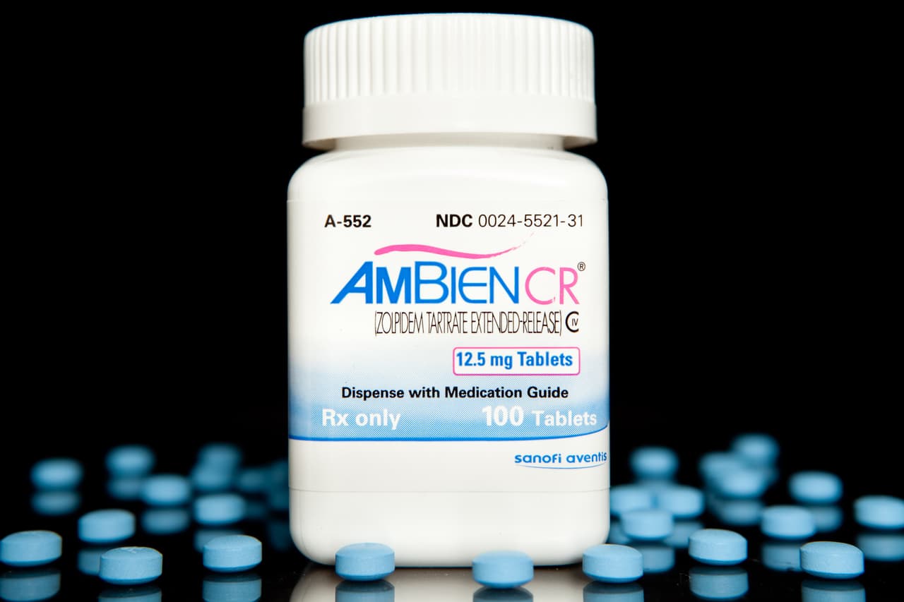 <b>¿Para qué sirve Ambien?</b> También conocido como Zolpidem, se usa para 
<a href="https://www.webmd.com/drugs/2/drug-9690/ambien-oral/details">tratar el insomnio</a>. Hay dos tipos diferentes de pastillas: una con un efecto inmediato que ayuda a dormir antes y otra que también procura ese efecto inmediato pero añade otro más lento, para personas a las que les cuesta mantenerse dormidas.
