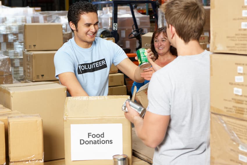 <b>Pruebe con un grupo que “no compre nada” </b>
<br>La organización de economía de regalos "Buy Nothing" que comenzó en 2013 tiene grupos hiperlocales en países de todo el mundo, incluidos 63 en el área de Filadelfia. Aproveche el suyo a través de Facebook y utilícelo para darle a sus cosas viejas un buen hogar con personas que están encantadas de llevarse su cafetera de una década o suéteres de maternidad. Además, sorpréndase con lo que regalan sus vecinos, desde cochecitos de bebé hasta comida para llevar sobrante. 
<br>10. Padres: hagan lo mejor que puedan.
<br>