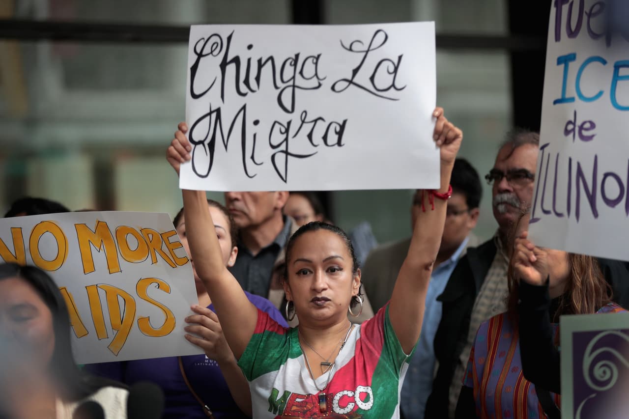 Los manifestantes también protestan en las redes sociales con la etiqueta #ChingaLaMigra.