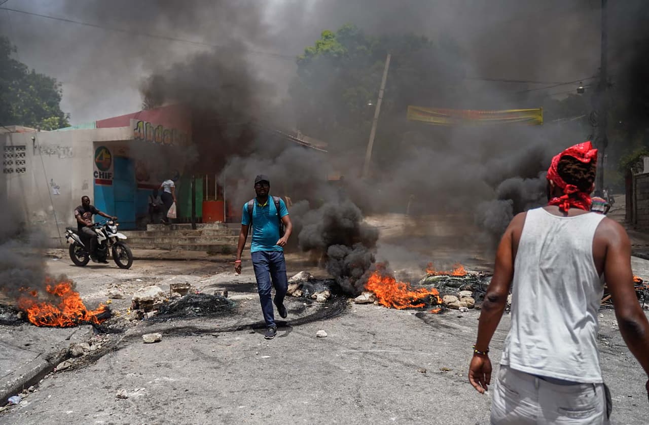 <h2 class="cms-H2-H2">Haití</h2>
<br>
<br>Uno de los dos países latinoamericanos que, además de algunas regiones mexicanas, mantiene el máximo nivel de alerta según el Departamento de Estado es Haití, la nación más pobre del hemisferio occidental. 
<br>
<br>La página del Departamento de Estado apunta que en Haití hay riesgo de secuestro, crimen 
<a href="https://www.univision.com/noticias/america-latina/la-investigacion-sobre-el-asesinato-del-presidente-de-haiti" target="_blank">y disturbios en la calle</a>, además de condiciones peligrosas para aquellos que sufran de condiciones médicas debido a la falta de medicamentos e infraestructura. 
<br>