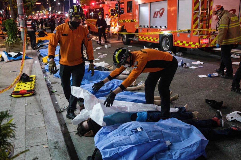 <h3 class="cms-H3-H3">2. Corea del Sur: 159 muertos</h3>
<br>
<br>A últimas horas del sábado 29 de octubre de 2022, 
<a href="https://www.univision.com/noticias/mundo/seul-corea-del-sur-halloween-muertes-estampida-aplastamiento-estampida-humana">159 personas murieron y una 150 resultaron heridas en una estampida en Seúl</a>, durante los festejos de Halloween que habían congregado a miles de personas en las estrechas calles de un barrio de la capital surcoreana.
<br>
<br>El ministro de Interior, Lee Sang-min, fue destituido por el Parlamento tres meses después por su gestión de la catástrofe. Un informe policial concluyó que hubo negligencia y defectos en la preparación del dispositivo.
