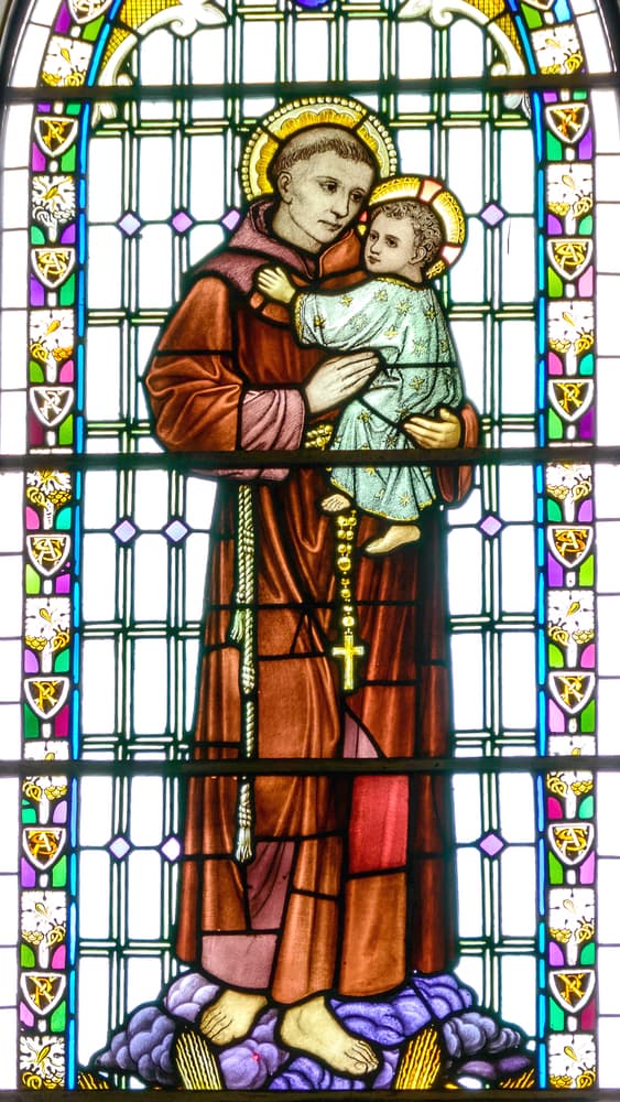 Además, San Antonio tiene fama en el amor porque en su historia se cree que ayudaba a varias mujeres a poder casarse al conseguirles una dote, aquella tradición en que la familia de la novia tenía que darles bienes al novio para el matrimonio. Si no, no se casaban.