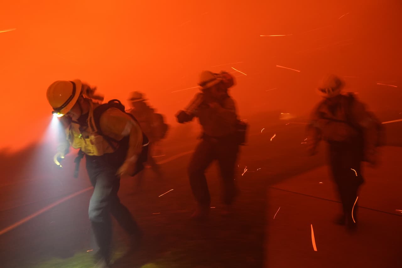 El incendio se expandió rápidamente debido a los 
<b>fuertes vientos de Santa Ana</b> que se registraron en la zona, pero con el cambio de condiciones se espera que sea más fácil combatirlo.