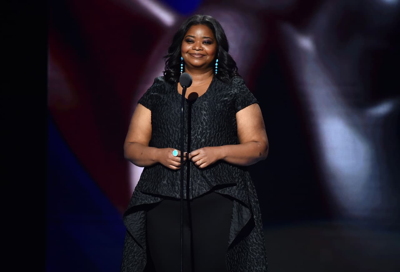 <b>Josh Gad.</b> El actor que hizo la voz de Olaf en Frozen publicó una imagen de personas aplaudiendo y dijo en Twitter: “cada hogar en Estados Unidos mirando #MichelleObama ahora mismo”.
<br>