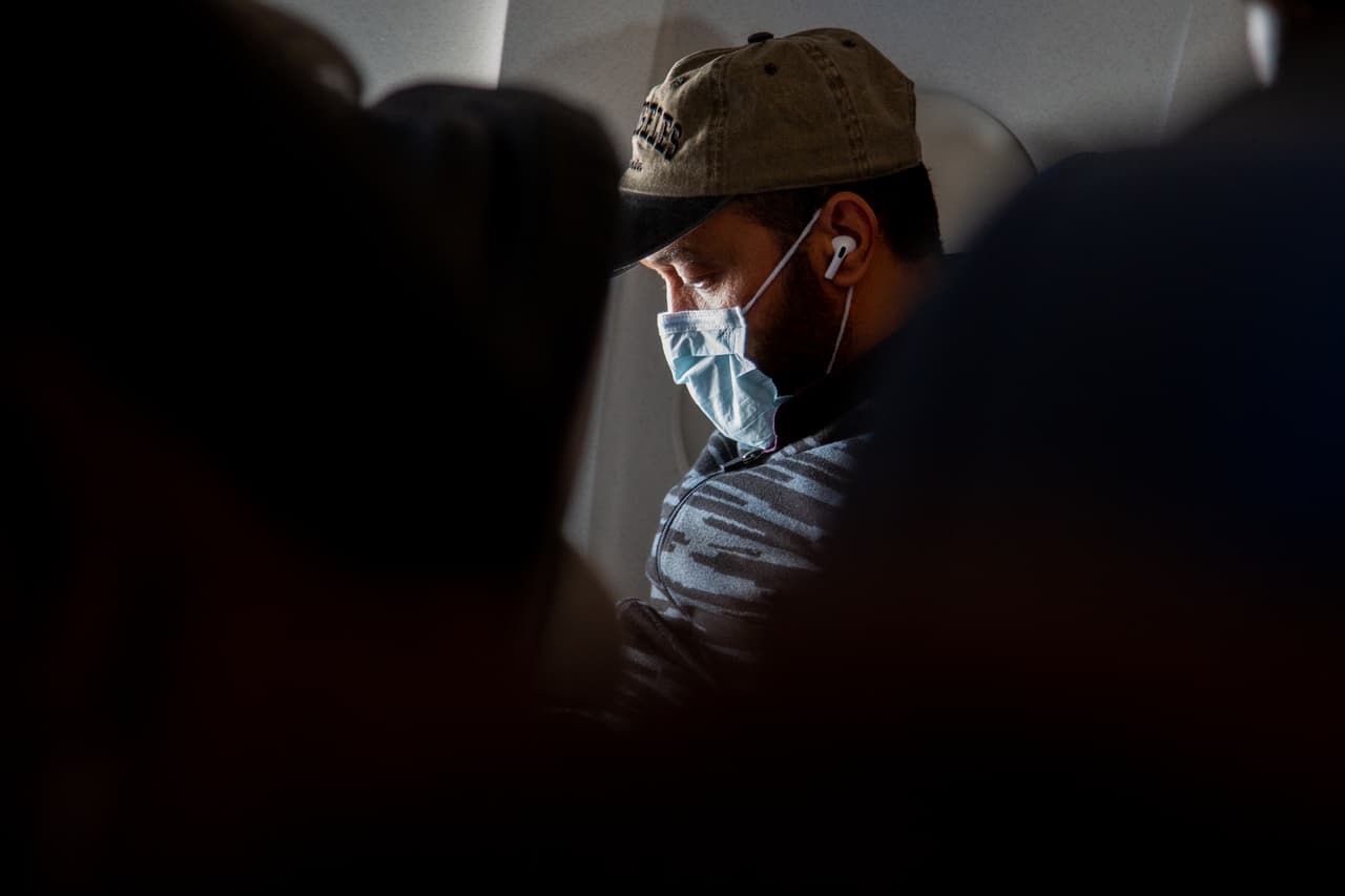<b>Lave bien sus manos</b>
<br>Nada sustituye el lavado de manos, así que esta práctica tiene que llevarla al avión. Lávese las manos a menudo con agua y jabón durante al menos 20 segundos o use un desinfectante para manos a base de alcohol (que contenga al menos 60% de alcohol) si no hay agua y jabón disponibles.