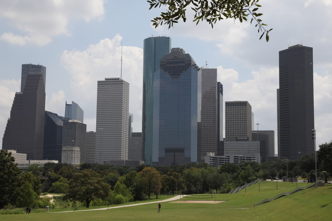 <h3 class="cms-H3-H3">13. Houston, Texas</h3>
<br>
<b>(Total: 38.21)</b>
<br>
<br>La ciudad tiene más de un 5% de desempleo.
<b> Sin embargo, sus puntos fuertes son las muchas oportunidades de desarrollo laboral para jóvenes, el costo de vida y mujeres en puestos de gran liderazgo. </b>