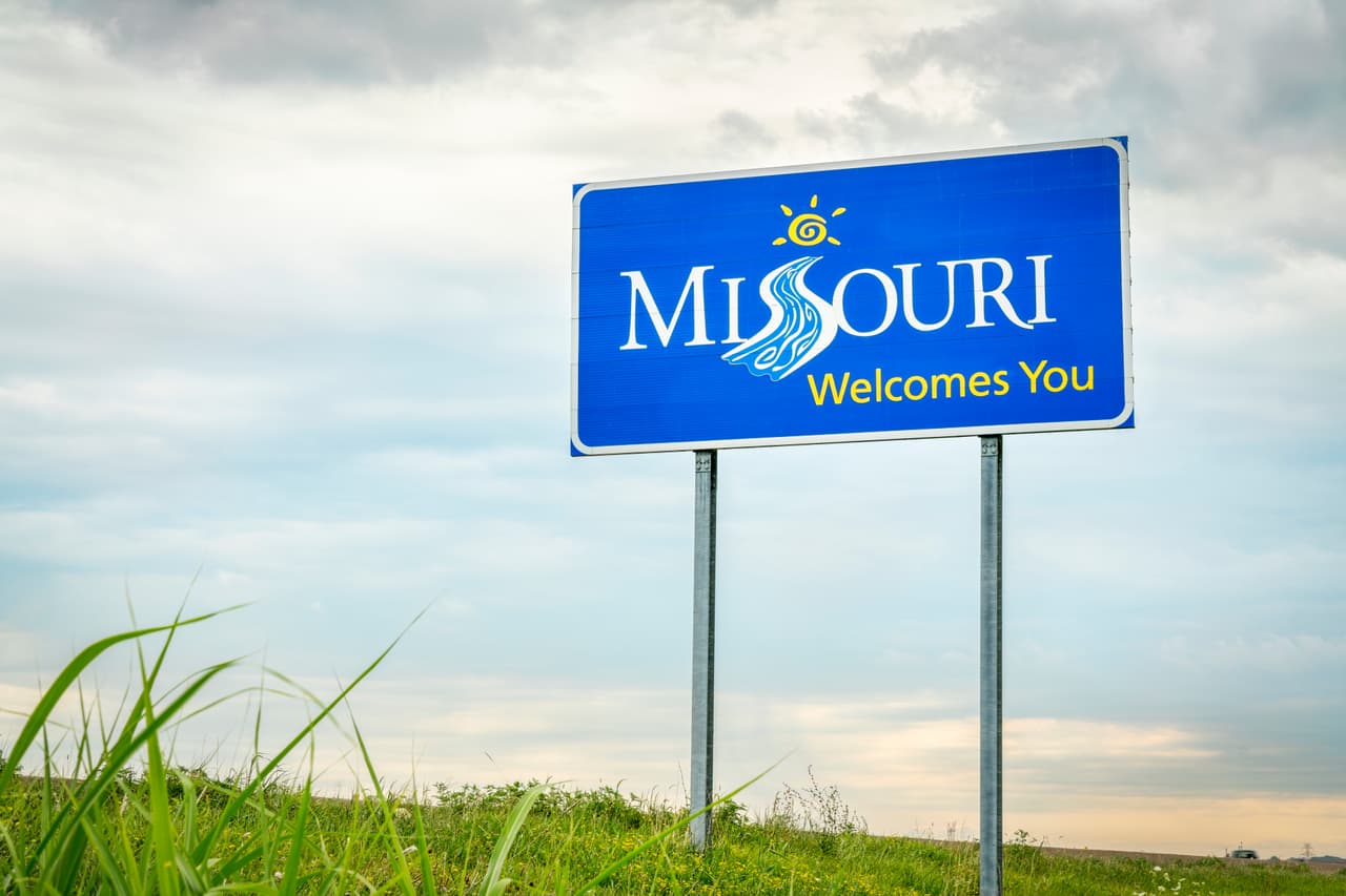<h3 class="cms-H3-H3">4. Missouri</h3>
<br>
<br>
<b>Fallecimientos por armas de fuego por cada 100,000 personas: </b>23.9
<br>
<br>
<b>Total de muertes por armas de fuego en 2020: </b>1,426 (#11)
<br>
<br>
<b>Población:</b> 6,124,160 habitantes.